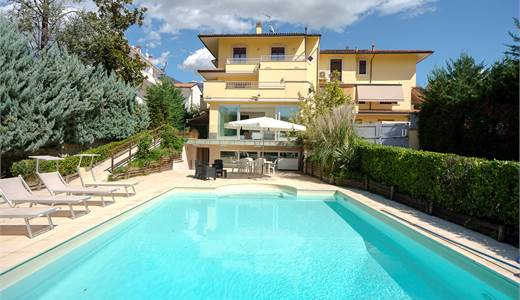 Villa signorile con piscina in vendita a Sulmona